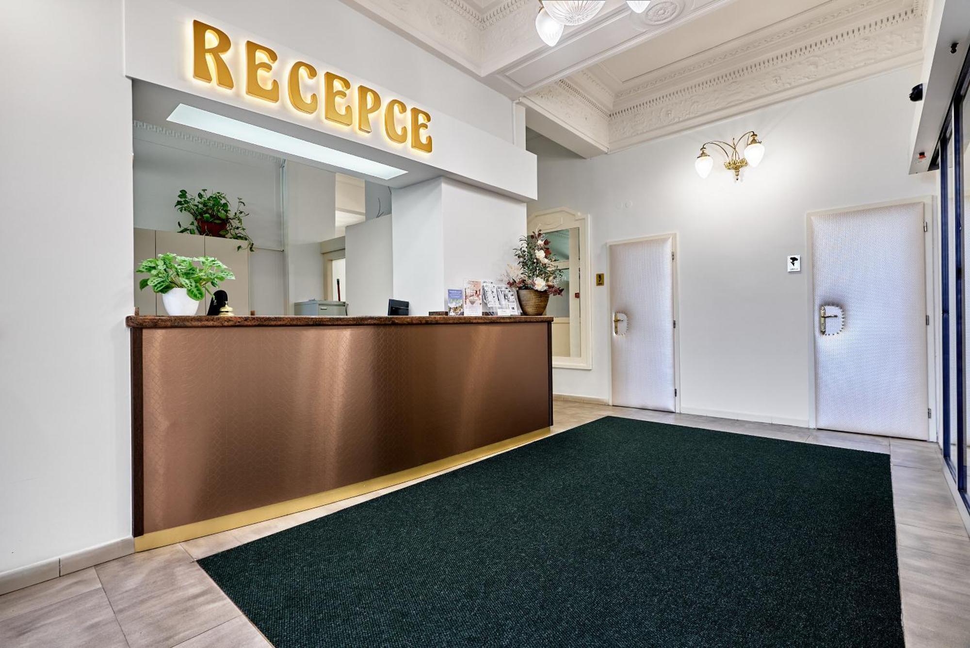 Hotel Maxim Marianske Lazne Bagian luar foto