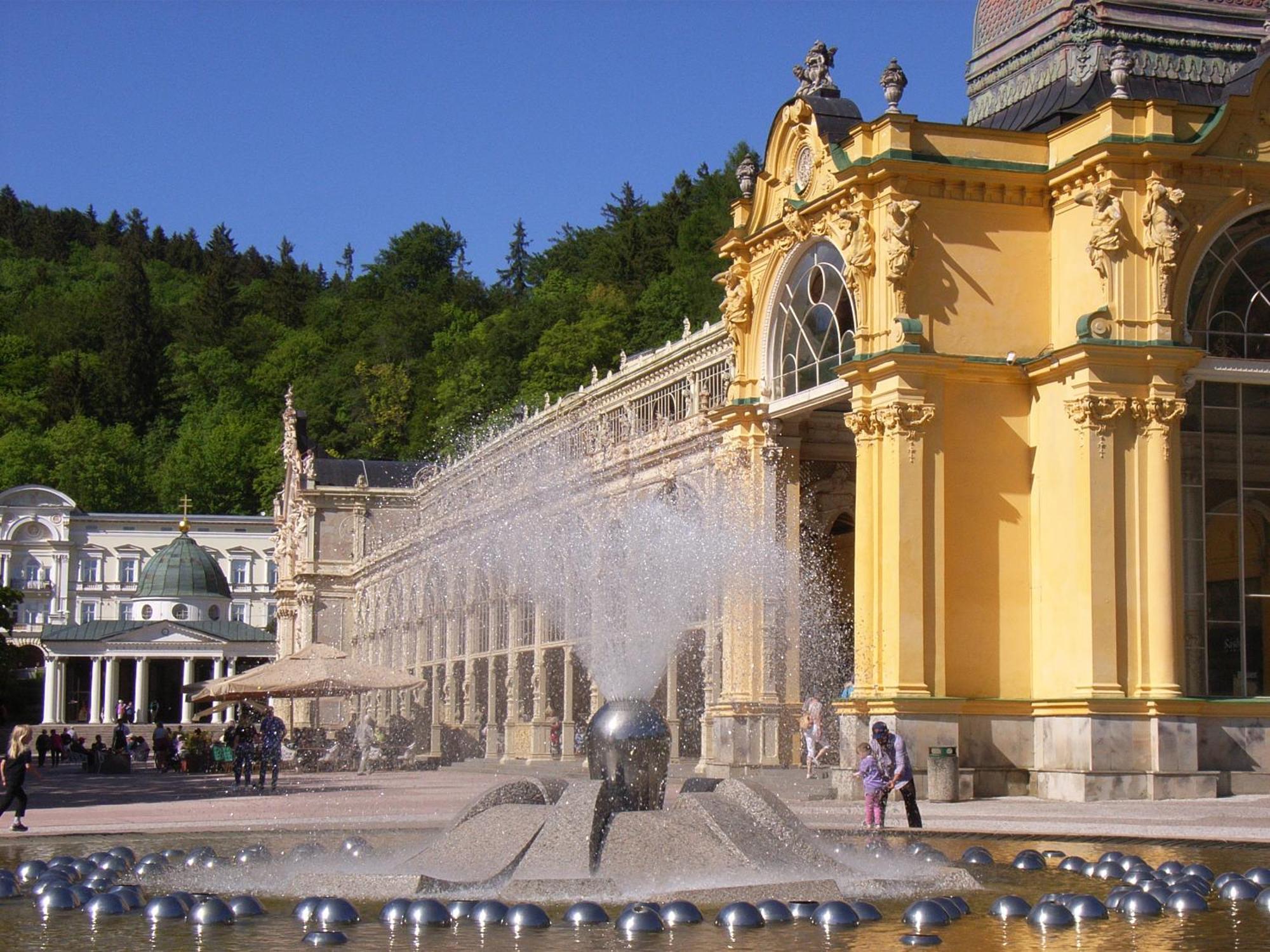 Hotel Maxim Marianske Lazne Bagian luar foto